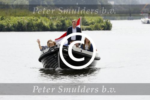 Warmond 7 juli 2017
Koninklijk fotouurtje in Warmond . Koning Willem Alexander Koningin Maxima prionses Amalia Ariane en Alexia komen aanvaren met een sloep.
