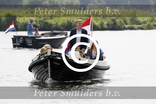 Warmond 7 juli 2017
Koninklijk fotouurtje in Warmond . Koning Willem Alexander Koningin Maxima prionses Amalia Ariane en Alexia komen aanvaren met een sloep.