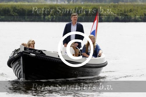 Warmond 7 juli 2017
Koninklijk fotouurtje in Warmond . Koning Willem Alexander Koningin Maxima prionses Amalia Ariane en Alexia komen aanvaren met een sloep.