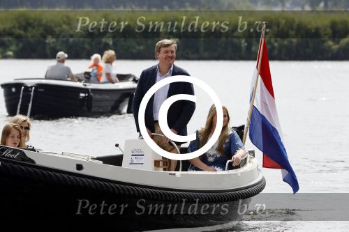 Warmond 7 juli 2017
Koninklijk fotouurtje in Warmond . Koning Willem Alexander Koningin Maxima prionses Amalia Ariane en Alexia komen aanvaren met een sloep.