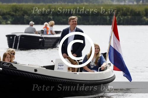 Warmond 7 juli 2017
Koninklijk fotouurtje in Warmond . Koning Willem Alexander Koningin Maxima prionses Amalia Ariane en Alexia komen aanvaren met een sloep.