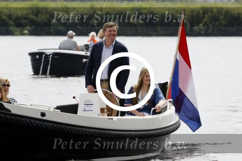 Warmond 7 juli 2017
Koninklijk fotouurtje in Warmond . Koning Willem Alexander Koningin Maxima prionses Amalia Ariane en Alexia komen aanvaren met een sloep.