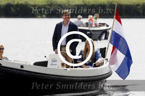 Warmond 7 juli 2017
Koninklijk fotouurtje in Warmond . Koning Willem Alexander Koningin Maxima prionses Amalia Ariane en Alexia komen aanvaren met een sloep.