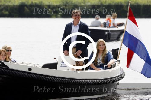 Warmond 7 juli 2017
Koninklijk fotouurtje in Warmond . Koning Willem Alexander Koningin Maxima prionses Amalia Ariane en Alexia komen aanvaren met een sloep.
