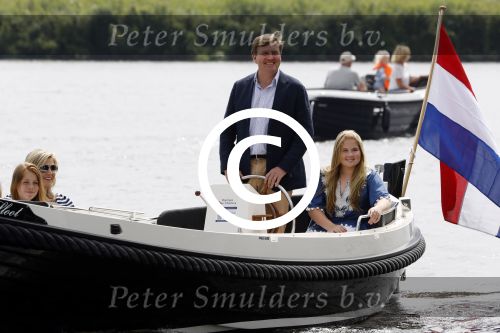 Warmond 7 juli 2017
Koninklijk fotouurtje in Warmond . Koning Willem Alexander Koningin Maxima prionses Amalia Ariane en Alexia komen aanvaren met een sloep.