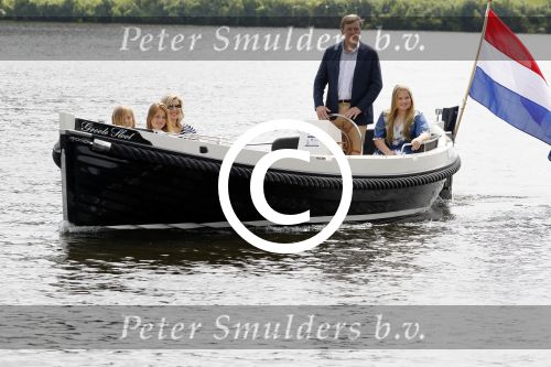 Warmond 7 juli 2017
Koninklijk fotouurtje in Warmond . Koning Willem Alexander Koningin Maxima prionses Amalia Ariane en Alexia komen aanvaren met een sloep.
