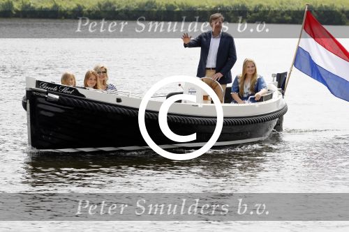 Warmond 7 juli 2017
Koninklijk fotouurtje in Warmond . Koning Willem Alexander Koningin Maxima prionses Amalia Ariane en Alexia komen aanvaren met een sloep.