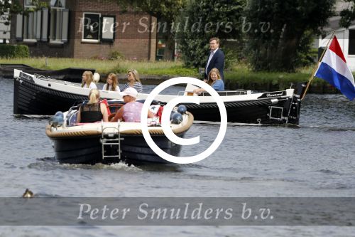 Warmond 7 juli 2017
Koninklijk fotouurtje in Warmond . Koning Willem Alexander Koningin Maxima prionses Amalia Ariane en Alexia komen aanvaren met een sloep.