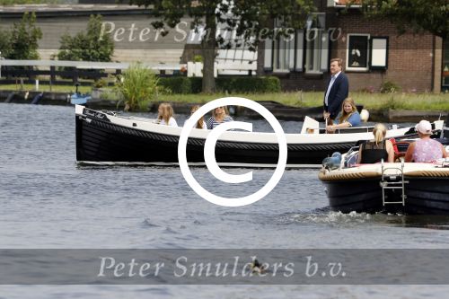Warmond 7 juli 2017
Koninklijk fotouurtje in Warmond . Koning Willem Alexander Koningin Maxima prionses Amalia Ariane en Alexia komen aanvaren met een sloep.