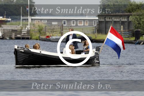 Warmond 7 juli 2017
Koninklijk fotouurtje in Warmond . Koning Willem Alexander Koningin Maxima prionses Amalia Ariane en Alexia komen aanvaren met een sloep.