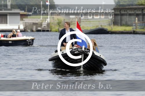 Warmond 7 juli 2017
Koninklijk fotouurtje in Warmond . Koning Willem Alexander Koningin Maxima prionses Amalia Ariane en Alexia komen aanvaren met een sloep.