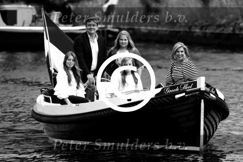 Warmond 7 juli 2017
Koninklijk fotouurtje in Warmond . Koning Willem Alexander Koningin Maxima prionses Amalia Ariane en Alexia komen aanvaren met een sloep.