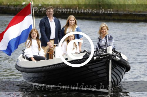 Warmond 7 juli 2017
Koninklijk fotouurtje in Warmond . Koning Willem Alexander Koningin Maxima prionses Amalia Ariane en Alexia komen aanvaren met een sloep.