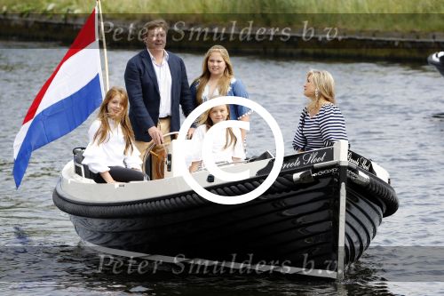 Warmond 7 juli 2017
Koninklijk fotouurtje in Warmond . Koning Willem Alexander Koningin Maxima prionses Amalia Ariane en Alexia komen aanvaren met een sloep.