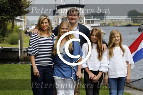 Warmond 7 juli 2017
Koninklijk fotouurtje in Warmond . Koning Willem Alexander Koningin Maxima prionses Amalia Ariane en Alexia komen aanvaren met een sloep.