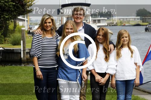 Warmond 7 juli 2017
Koninklijk fotouurtje in Warmond . Koning Willem Alexander Koningin Maxima prionses Amalia Ariane en Alexia komen aanvaren met een sloep.