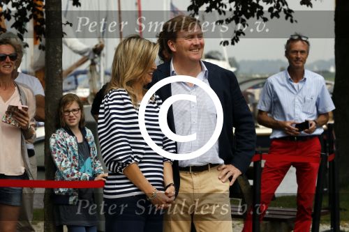 Warmond 7 juli 2017
Koninklijk fotouurtje in Warmond . Koning Willem Alexander Koningin Maxima prionses Amalia Ariane en Alexia komen aanvaren met een sloep.