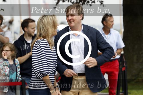 Warmond 7 juli 2017
Koninklijk fotouurtje in Warmond . Koning Willem Alexander Koningin Maxima prionses Amalia Ariane en Alexia komen aanvaren met een sloep.