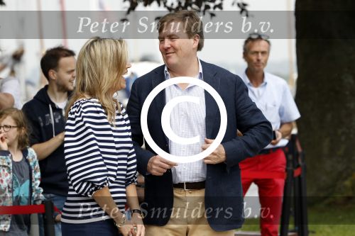 Warmond 7 juli 2017
Koninklijk fotouurtje in Warmond . Koning Willem Alexander Koningin Maxima prionses Amalia Ariane en Alexia komen aanvaren met een sloep.