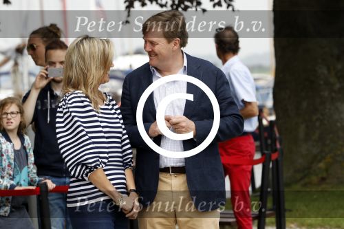 Warmond 7 juli 2017
Koninklijk fotouurtje in Warmond . Koning Willem Alexander Koningin Maxima prionses Amalia Ariane en Alexia komen aanvaren met een sloep.