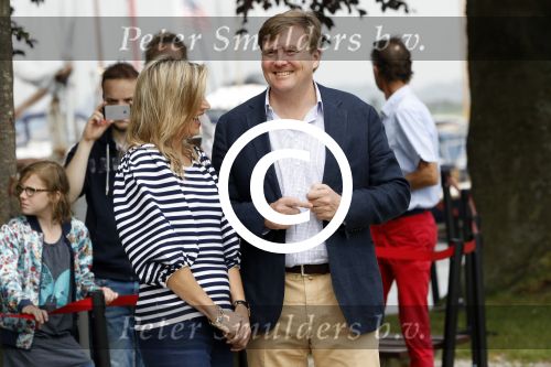 Warmond 7 juli 2017
Koninklijk fotouurtje in Warmond . Koning Willem Alexander Koningin Maxima prionses Amalia Ariane en Alexia komen aanvaren met een sloep.