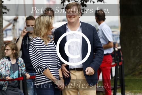 Warmond 7 juli 2017
Koninklijk fotouurtje in Warmond . Koning Willem Alexander Koningin Maxima prionses Amalia Ariane en Alexia komen aanvaren met een sloep.