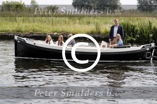 Warmond 7 juli 2017
Koninklijk fotouurtje in Warmond . Koning Willem Alexander Koningin Maxima prionses Amalia Ariane en Alexia komen aanvaren met een sloep.