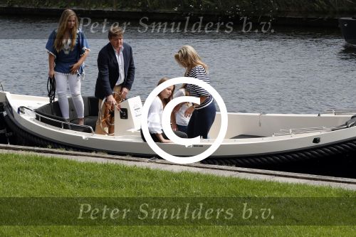 Warmond 7 juli 2017
Koninklijk fotouurtje in Warmond . Koning Willem Alexander Koningin Maxima prionses Amalia Ariane en Alexia komen aanvaren met een sloep.
