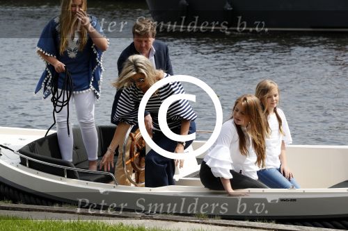 Warmond 7 juli 2017
Koninklijk fotouurtje in Warmond . Koning Willem Alexander Koningin Maxima prionses Amalia Ariane en Alexia komen aanvaren met een sloep.