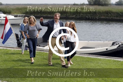 Warmond 7 juli 2017
Koninklijk fotouurtje in Warmond . Koning Willem Alexander Koningin Maxima prionses Amalia Ariane en Alexia komen aanvaren met een sloep.