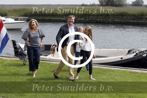 Warmond 7 juli 2017
Koninklijk fotouurtje in Warmond . Koning Willem Alexander Koningin Maxima prionses Amalia Ariane en Alexia komen aanvaren met een sloep.