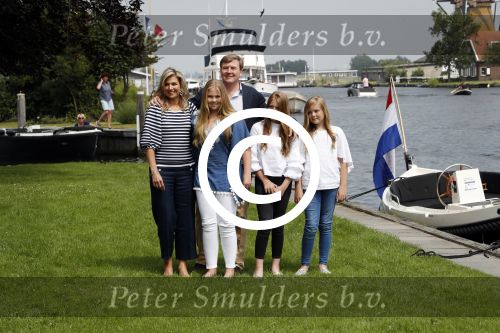 Warmond 7 juli 2017
Koninklijk fotouurtje in Warmond . Koning Willem Alexander Koningin Maxima prionses Amalia Ariane en Alexia komen aanvaren met een sloep.
