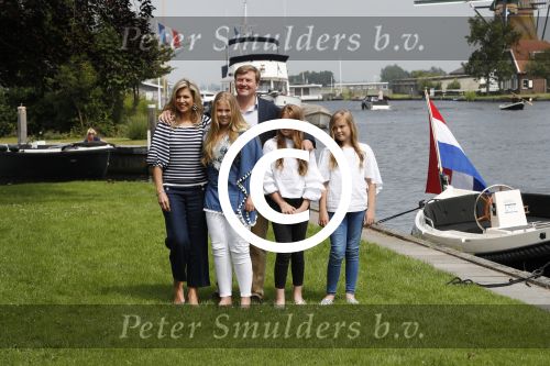 Warmond 7 juli 2017
Koninklijk fotouurtje in Warmond . Koning Willem Alexander Koningin Maxima prionses Amalia Ariane en Alexia komen aanvaren met een sloep.