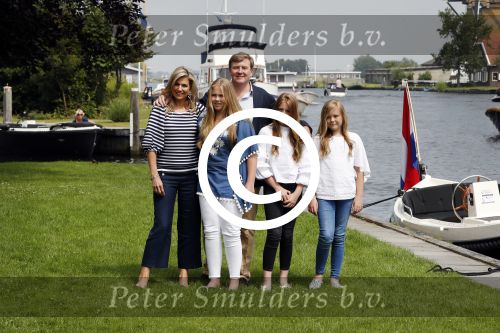 Warmond 7 juli 2017
Koninklijk fotouurtje in Warmond . Koning Willem Alexander Koningin Maxima prionses Amalia Ariane en Alexia komen aanvaren met een sloep.