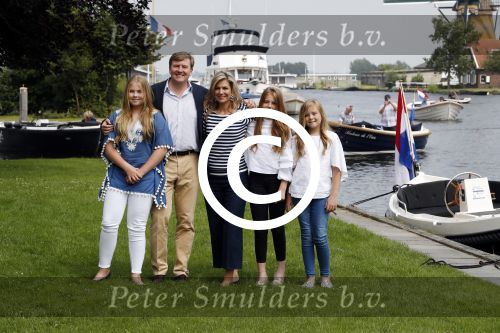 Warmond 7 juli 2017
Koninklijk fotouurtje in Warmond . Koning Willem Alexander Koningin Maxima prionses Amalia Ariane en Alexia komen aanvaren met een sloep.