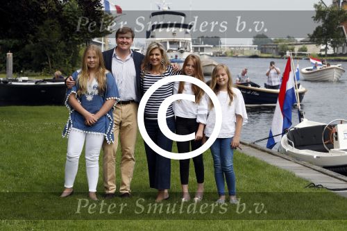 Warmond 7 juli 2017
Koninklijk fotouurtje in Warmond . Koning Willem Alexander Koningin Maxima prionses Amalia Ariane en Alexia komen aanvaren met een sloep.
