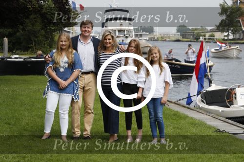 Warmond 7 juli 2017
Koninklijk fotouurtje in Warmond . Koning Willem Alexander Koningin Maxima prionses Amalia Ariane en Alexia komen aanvaren met een sloep.