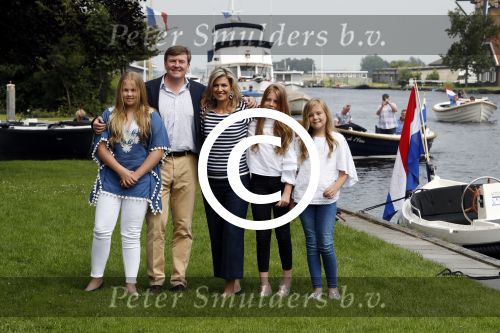 Warmond 7 juli 2017
Koninklijk fotouurtje in Warmond . Koning Willem Alexander Koningin Maxima prionses Amalia Ariane en Alexia komen aanvaren met een sloep.
