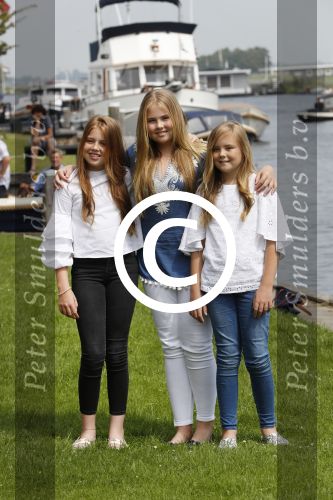 Warmond 7 juli 2017
Koninklijk fotouurtje in Warmond . Koning Willem Alexander Koningin Maxima prionses Amalia Ariane en Alexia komen aanvaren met een sloep.