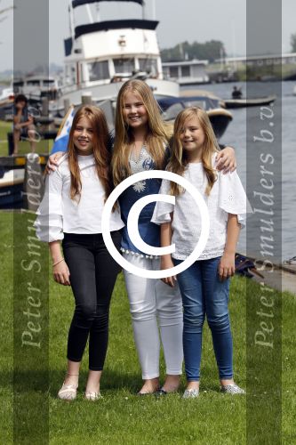 Warmond 7 juli 2017
Koninklijk fotouurtje in Warmond . Koning Willem Alexander Koningin Maxima prionses Amalia Ariane en Alexia komen aanvaren met een sloep.