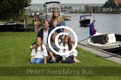 Warmond 7 juli 2017
Koninklijk fotouurtje in Warmond . Koning Willem Alexander Koningin Maxima prionses Amalia Ariane en Alexia komen aanvaren met een sloep.