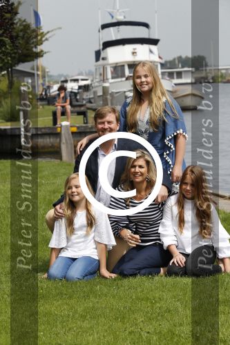 Warmond 7 juli 2017
Koninklijk fotouurtje in Warmond . Koning Willem Alexander Koningin Maxima prionses Amalia Ariane en Alexia komen aanvaren met een sloep.