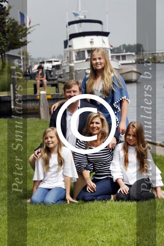 Warmond 7 juli 2017
Koninklijk fotouurtje in Warmond . Koning Willem Alexander Koningin Maxima prionses Amalia Ariane en Alexia komen aanvaren met een sloep.