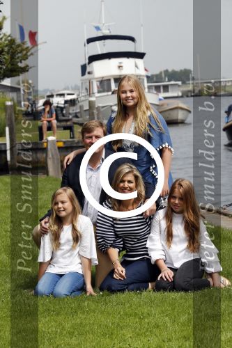 Warmond 7 juli 2017
Koninklijk fotouurtje in Warmond . Koning Willem Alexander Koningin Maxima prionses Amalia Ariane en Alexia komen aanvaren met een sloep.
