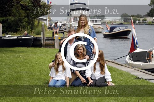 Warmond 7 juli 2017
Koninklijk fotouurtje in Warmond . Koning Willem Alexander Koningin Maxima prionses Amalia Ariane en Alexia komen aanvaren met een sloep.