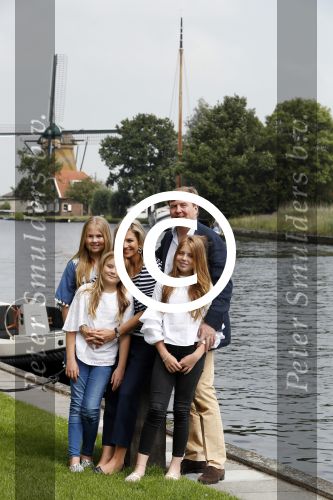 Warmond 7 juli 2017
Koninklijk fotouurtje in Warmond . Koning Willem Alexander Koningin Maxima prionses Amalia Ariane en Alexia komen aanvaren met een sloep.