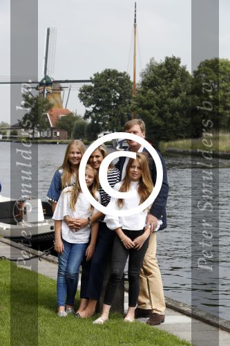 Warmond 7 juli 2017
Koninklijk fotouurtje in Warmond . Koning Willem Alexander Koningin Maxima prionses Amalia Ariane en Alexia komen aanvaren met een sloep.