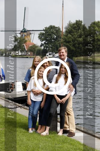Warmond 7 juli 2017
Koninklijk fotouurtje in Warmond . Koning Willem Alexander Koningin Maxima prionses Amalia Ariane en Alexia komen aanvaren met een sloep.