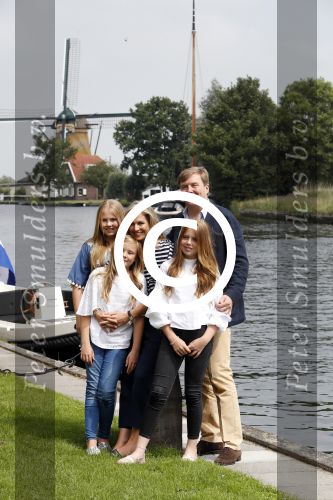 Warmond 7 juli 2017
Koninklijk fotouurtje in Warmond . Koning Willem Alexander Koningin Maxima prionses Amalia Ariane en Alexia komen aanvaren met een sloep.