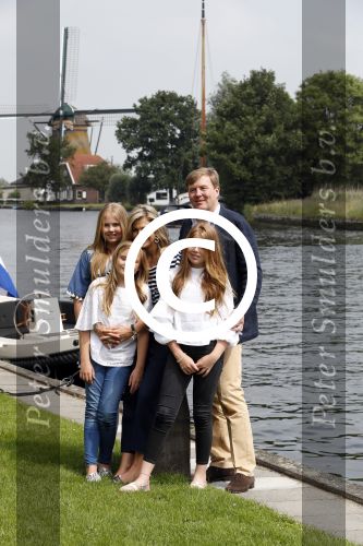 Warmond 7 juli 2017
Koninklijk fotouurtje in Warmond . Koning Willem Alexander Koningin Maxima prionses Amalia Ariane en Alexia komen aanvaren met een sloep.